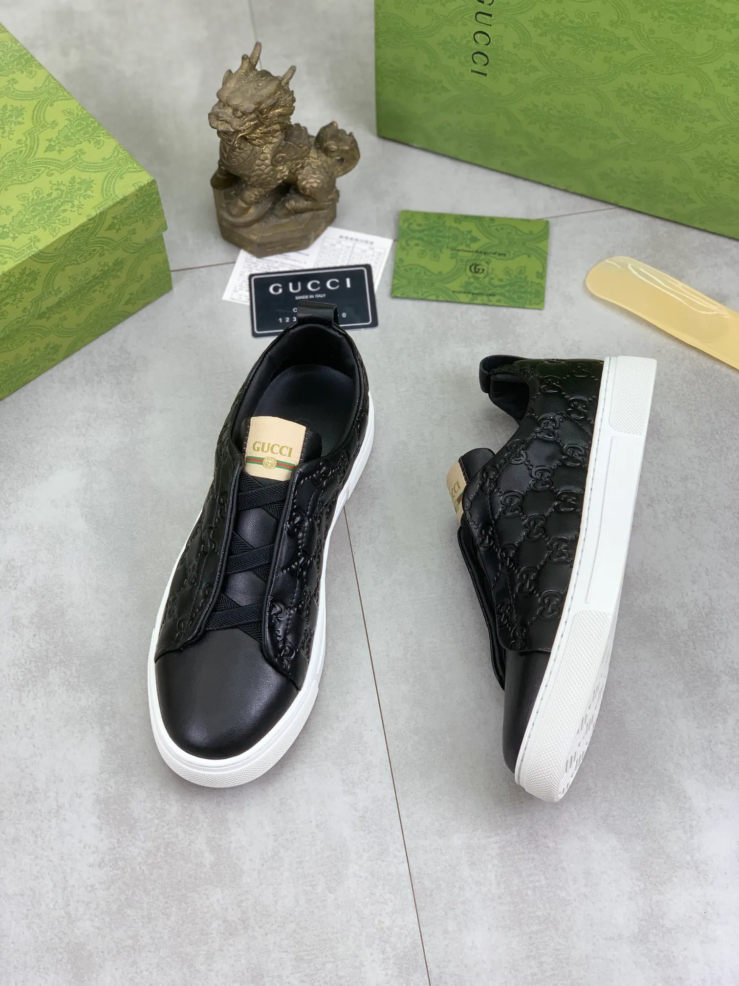 Men's shoes 💰P460💰[New model] (GUCCI) official website's latest 🎁🎁casual and fashionable men's shoes👟, hot style 💥 style is simple and elegant, exclusive for trendy men. Unique official website's latest brand double G elements Original 👑Gucci decoration, fashionable and generous, the fabric is original frosted calfskin✅Full imported sheepskin lining, the official website specifies wear-resistant, lightweight original rubber casual outsole, the classic model is taken in kind at the counter🎬38-44 Black or white optional
